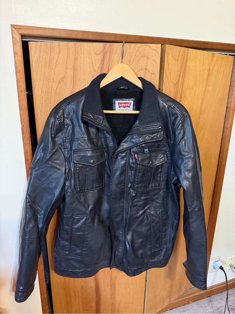 Vintage Levi's Men's Black Leather Jacket - Classic Workwear Style